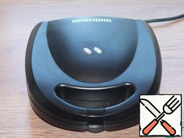 Close the cover of the device and connect it to a power source. The red indicator lights up. When the device heats up, the green indicator lights up.