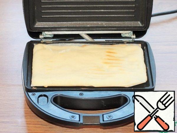 After two minutes, the green indicator lights up. We give another 1-2 minutes until the biscuit is browned.