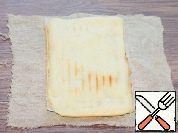 We spread the finished cookies on a wet and wrung out thin napkin.