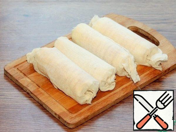 Quickly wrap the biscuit in a roll and set aside to cool.