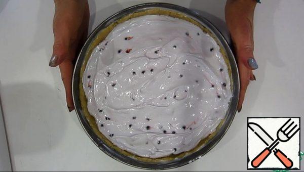 Add the black currant to the whites and spread over the dough.
Bake at 200°C for 30-40 minutes.