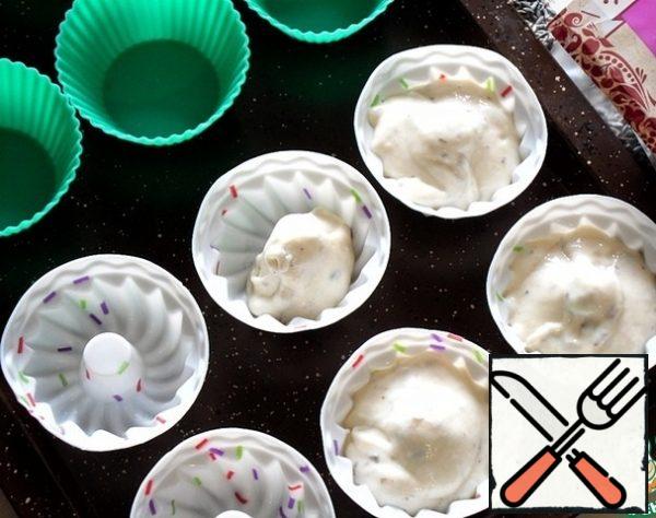 In the prepared forms, spread out the finished dough. If you have metal forms-smear them with butter and lightly dust with flour.