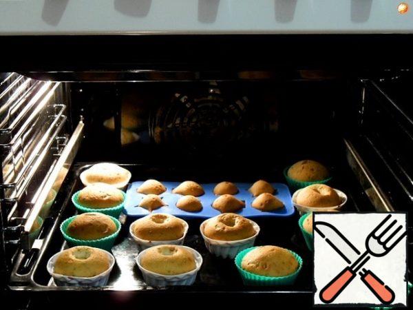Focus on the power of your oven.
As soon as the cupcakes are browned, check them with a wooden skewer, if it is dry after piercing the cupcake, you can take it out.