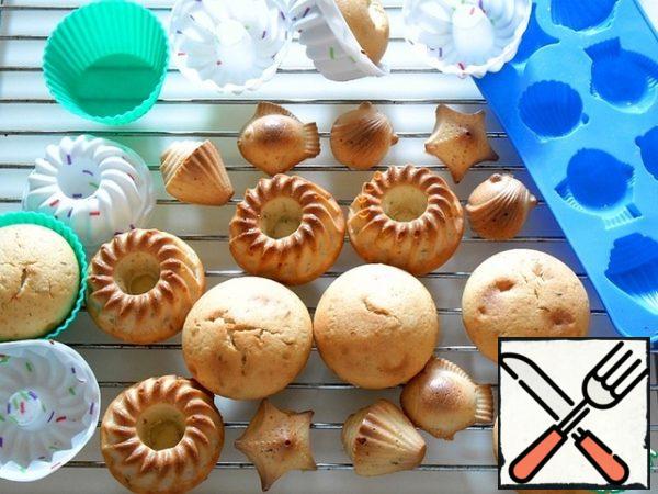 Remove the ready-made cupcakes from the molds and cool on the grill.