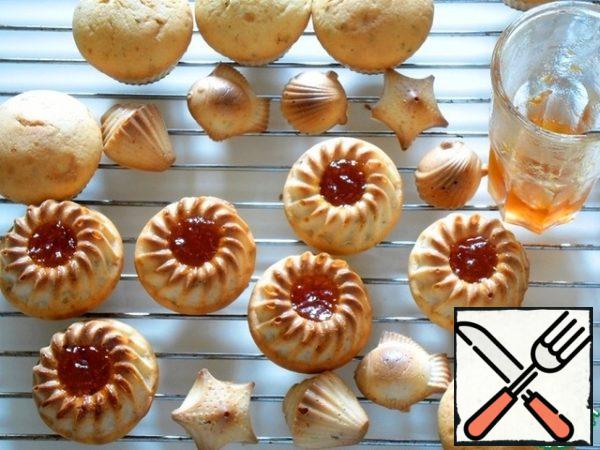 I have some muffins with a recess, you can fill it with jam. I took the soft marmalade and immediately filled the hot cupcakes, then cooled them.