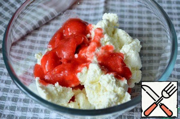 Mix the cottage cheese with strawberry jam (jam).
If the strawberries are fresh, add sugar to taste and beat with a blender.