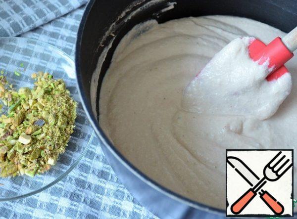 Put the pan on the fire, heat to a boil, stirring constantly.
Boil for 3 minutes on low heat.
Peel the pistachios, chop them and add them to the curd-berry mass.