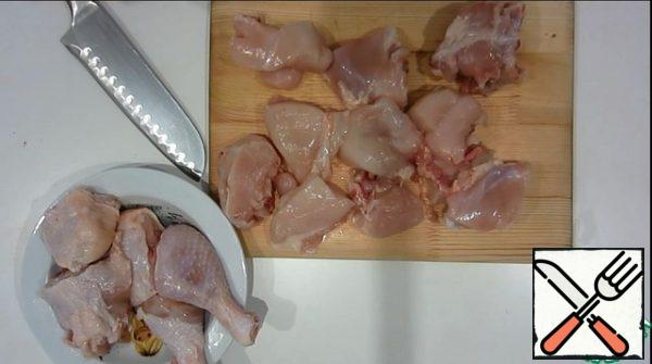 Divide the chicken into portions.
