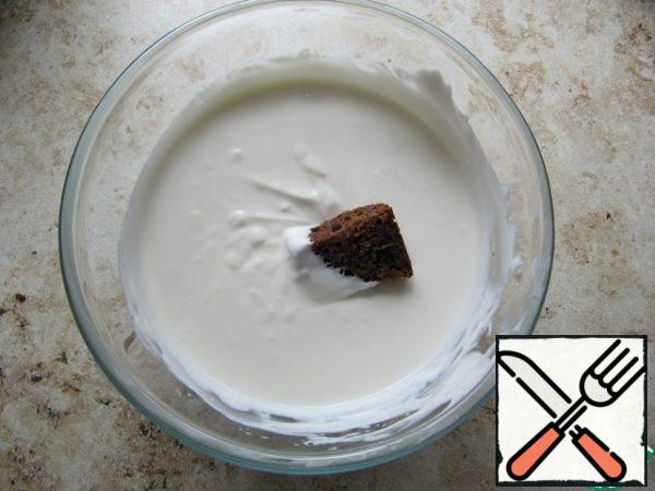 Cream lightly whisk with powdered sugar (pour in portions and taste to your taste, you may need less or more of the specified amount) and vanilla sugar. When using granulated sugar instead of powdered sugar - let the sugar dissolve for a while, then whisk. When using sour cream with a fat content of 20% of the lush cream will not work, each piece of cake will be dipped in cream and distributed over the bottom of the cake. The cream consumption will depend on the density of the curls laying. When using a fatter and thicker sour cream, the pie will be less saturated and moist, and the consumption of sour cream will be greater.