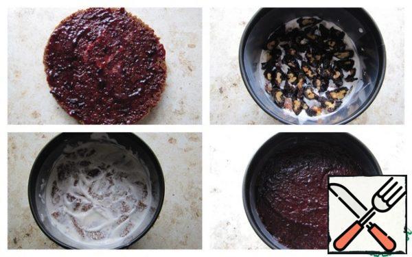I use a split form, the sides are lined with strips of thick cardboard. Lubricate the bottom cake with liquid plum jam, put it on the bottom of the mold, then spread the slices of cake soaked in sour cream over the cake, then spread a layer of walnut in prunes, again a layer of slices of cake soaked in sour cream, press down the surface with a spoon, spread on top of the cake, smeared with jam (bottom of the cake), in the form of soaked plum jam the top layer. I put it in the fridge.