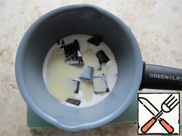 For the glaze in a ladle over very low heat (or in a water bath), with constant stirring, mix the chocolate pieces, 100 g of condensed milk and cream until the chocolate is completely dissolved. Do not boil, as the shock may curdle. It is better to preheat the mixture to a hot state, turn it off, stir, reheat again, and so on until completely dissolved. If the mixture is thick, you can add a little more than the specified amount of cream.