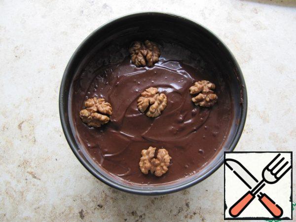 Cover the top of the cake with icing, grate the nuts and, if desired, sprinkle them on the sides of the cake.