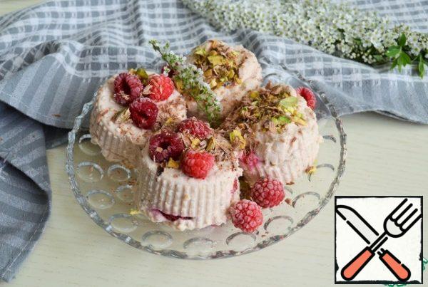 Before serving, transfer to a platter,
the dessert will thicken and perfectly retain its shape
Garnish to taste with raspberries, pistachios, grated chocolate