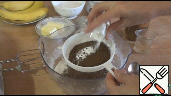 Mix all the dry ingredients: sift the flour and cocoa, add baking powder, salt, sugar and vanilla sugar.