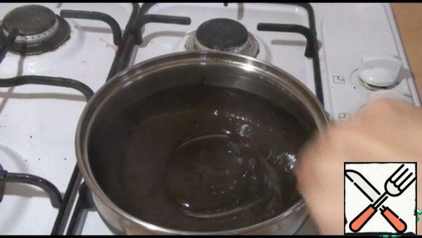 In a saucepan, mix sugar, cocoa, add milk by spoonful, so that you do not get a liquid glaze. You may need a little more or a little less milk. Stirring, bring to a boil, cook for 5 minutes. At the end, add a piece of butter and remove from the heat.