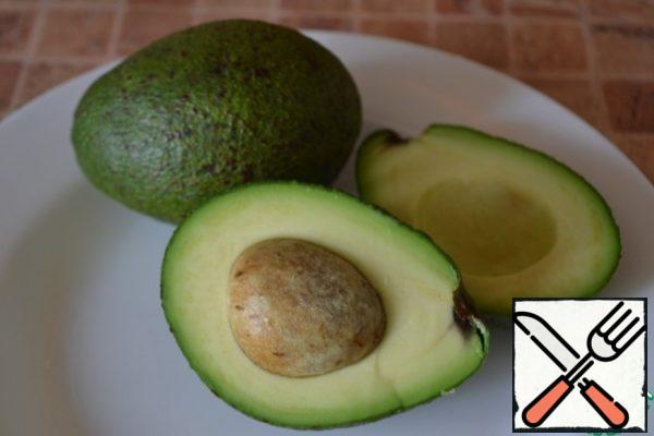 Cut the avocado in half. Take the avocado halves with your hands and attach them to each other. Remove the stone, remove the pulp with a teaspoon. Sprinkle the pulp with lime juice.
