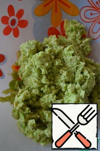 Turn the avocado pulp into a puree in a convenient way: chop it with a blender, mash it with a fork or a pusher.