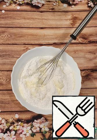 Let the sponge cake cool, and in the meantime, we will deal with the cream. Our task is just to mix sour cream and powdered sugar, no need to whisk. Just mix intensively with a whisk for a couple of minutes and that's it.