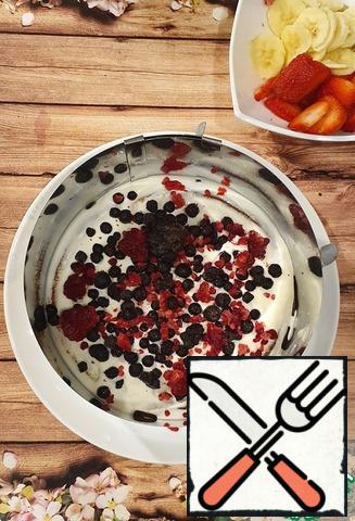 Well smear the cake with cream (this will take 3-4 tablespoons) and lay the berries plentifully ... blueberries and raspberries are my classics, and there you can add anything you like-I have fresh strawberries and a banana today.