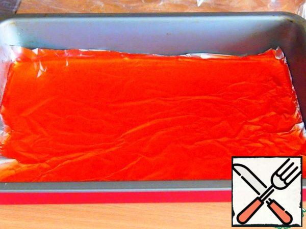 First you need to make jelly. In a ladle, dissolve the powder in water, add sugar and put on fire, bring to a boil and cook for one minute. Add lemon juice to taste. Wet the mold (I have 20x26 cm) so that the foil does not fidget, cover with foil and pour the jelly into it until it hardens.