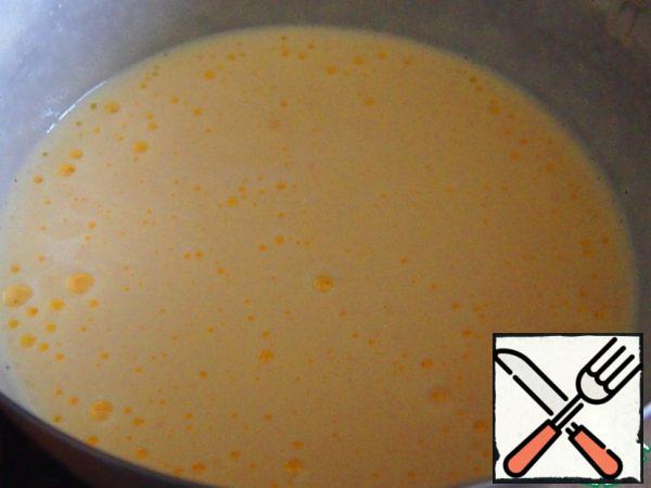 For this roll, I used egg liqueur and this kind of jelly. Egg liqueur is ideal for baking, gives a delicate taste and wonderful aroma. For the dough, whisk the eggs with sugar into a thick foam, add the liquor and, without ceasing to beat, pour in three tablespoons of warm water, add one spoonful at a time. Add the sifted flour and mix.