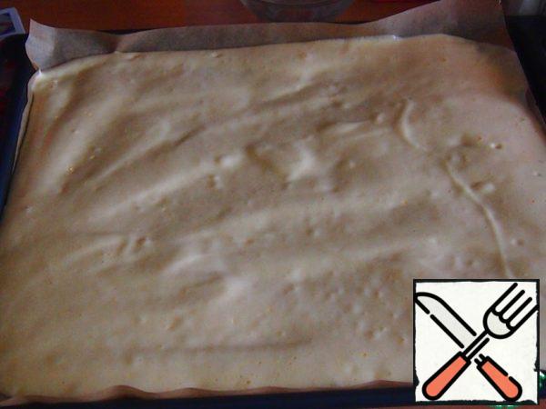 Cover a baking sheet measuring 30 x 40 cm with baking paper, pour the dough on it, level the surface and put it in a preheated 180 degree oven. Bake for about 15 minutes.