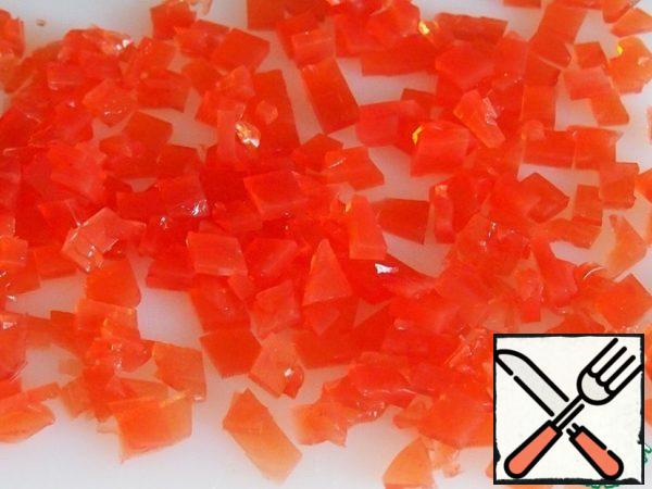 Remove the foil with frozen jelly from the mold and put it on a cutting board, cover with foil on top, remove the foil and cut the jelly into small pieces.