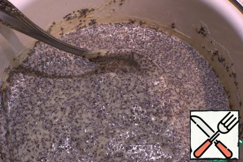 Divide the dough into 2 parts, add the prepared poppy seeds and pour in the liquor.