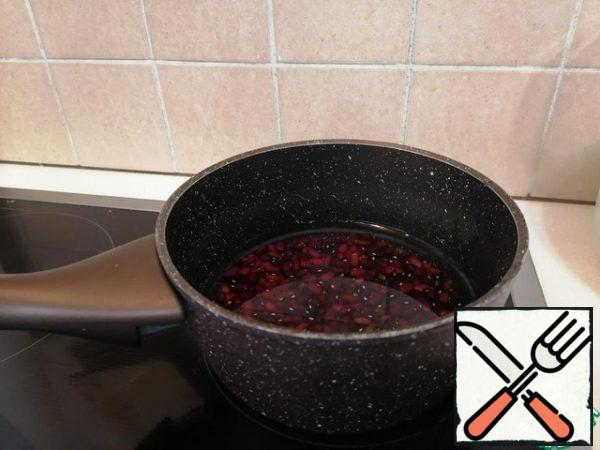 First of all, we will deal with the beans. In a good way, the beans must be soaked for 8-12 hours before cooking, but since the order for cooking arrived unexpectedly, we will use the express method.
Rinse the dry beans, pour them into a saucepan, fill with cold water and put them to cook.