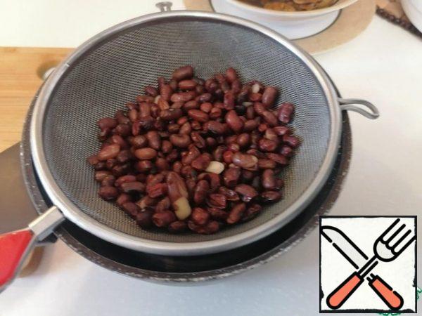 As soon as the beans boil, cook it for 10-15 minutes, then drain the water, rinse it, fill it with cold water again and put it to cook for 10 minutes a second time, then repeat this procedure for the third time, drain, rinse, pour fresh cold water and now put it on low heat to cook for 30 - 40 minutes. We need to cook the beans almost until they are ready, so that they are soft, but elastic, as if slightly undercooked. Keep in mind that it will still be cooked in the soup along with all the ingredients for 15-20 minutes, so that all the flavors are combined at the end.