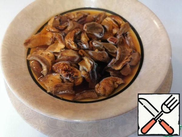 Next, you need to prepare porcini mushrooms. Rinse thoroughly and fill with warm boiled water. Mushrooms should be washed very well before soaking, since we will use together with mushrooms the water in which they were soaked. This method will give the soup a richer mushroom flavor and a rich beautiful color.
