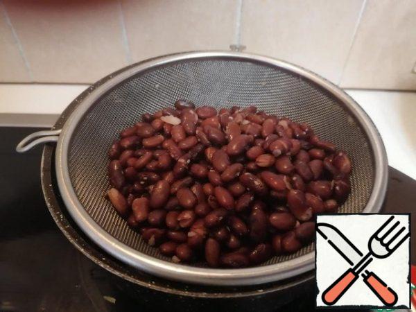 We check the beans, they are already ready. Drain the water in which it was cooked, discard the beans in a colander.