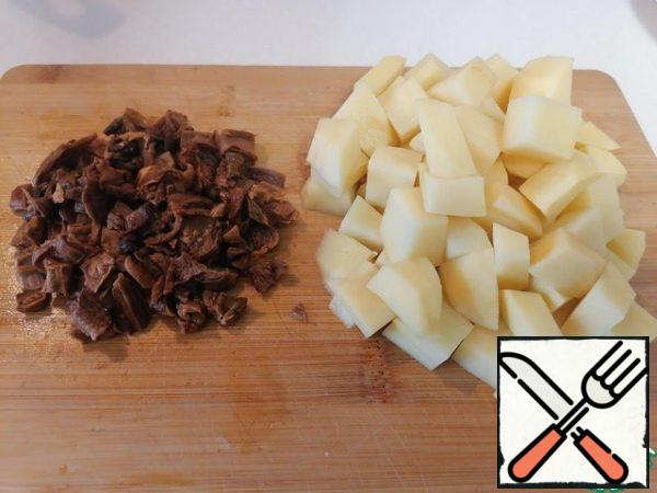 Time to mix all the ingredients. Cut potatoes into cubes, cut mushrooms not finely.