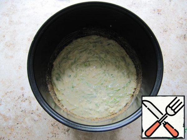Mix the cabbage and the filling for the pie, mix, put in the bowl of a slow cooker. If desired, you can add sliced ham, sausages or boiled meat, chopped herbs to taste to the pie. When using cabbage of winter varieties, it must be pre-extinguished until half-cooked.