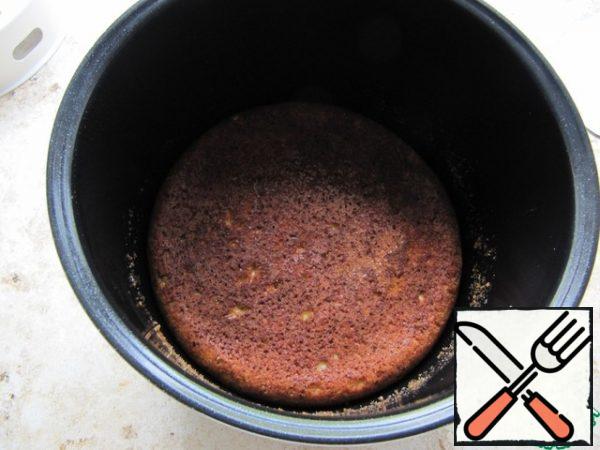 Set the "baking" mode, after the sound signal about the end of the program, take out the pie using the steaming pan (turn the bowl so that the pie is on the baking sheet).
Then transfer the top of the pie to the bottom and bake for another 10-15 minutes.