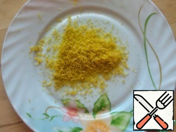 Next, we prepare two creams, it is advisable to do them at the same time. To prepare the white cream, wash the lemon well, remove the zest with a fine grater.