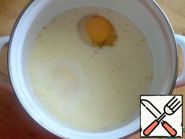 In a saucepan, mix the milk, lemon zest, juice of half a lemon, egg, sugar and semolina, mix well.
