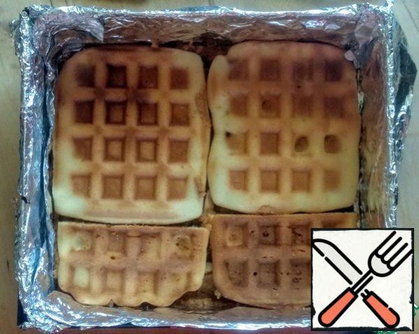 Spread the waffles on top. Hold them tight.