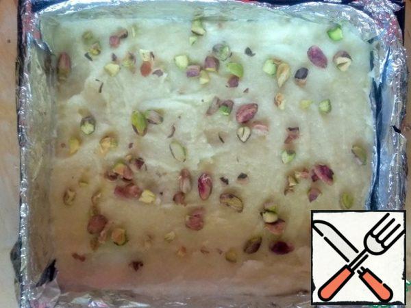 Spread all the white cream on top and sprinkle with pistachios.