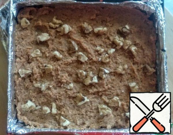 Then distribute the remaining cream of boiled condensed milk, sprinkle with walnuts.