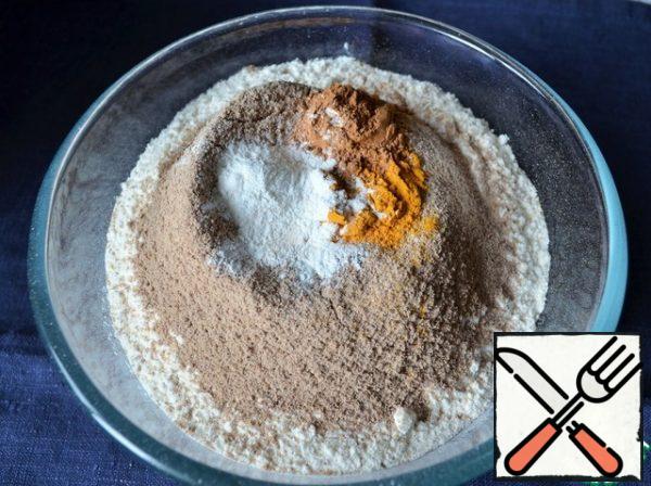 Sift flour, add flaxseed flour, cinnamon, turmeric, baking powder. Mixture.