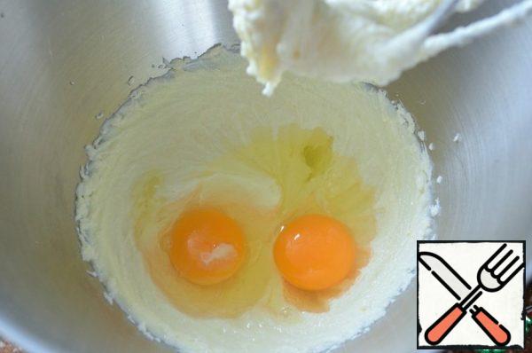 Beat the soft butter with sugar, beat the eggs with salt.