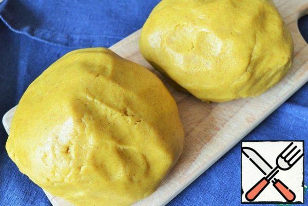Knead the dough, divide into two equal parts.
Wrap in plastic wrap and refrigerate for 30-60 minutes.