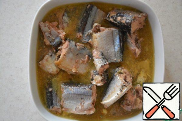 Remove the fish from the jar and transfer to a container. I have saury (one jar with the addition of oil, the second without).