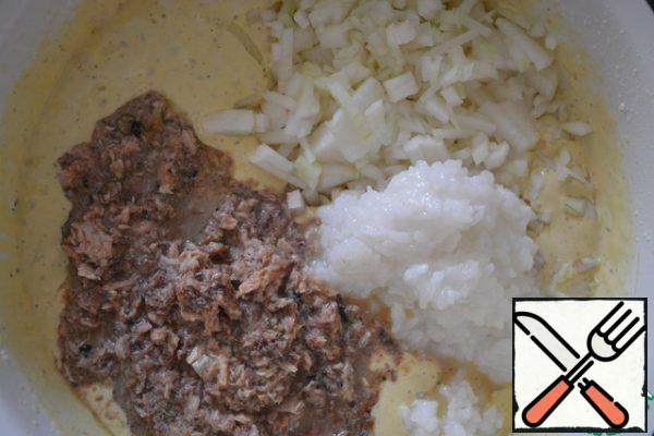 Add canned fish, onion and rice to the dough.