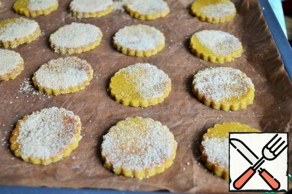 The second part of the dough is slightly rolled out on a dusty workplace, 0.5-0.7 cm thick, cut out with molds. Moisten with water and sprinkle with a mixture of cinnamon and sugar. Transfer to a covered baking sheet.