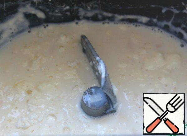 In warm milk, crumble the yeast, add 4 tablespoons of flour from the total amount and 1 teaspoon of sugar from the total amount. Mix it. Pour into a bread baking dish. Close the lid and leave for 15 minutes.