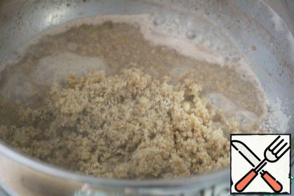 While the bread maker is working, let's do the filling.
Boil the milk with cinnamon and sugar, add the nuts and stir for 1 minute. Remove from heat and stir for 1 minute. Let it cool down.