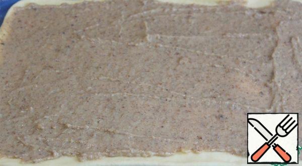 Roll out a rectangle measuring 33 by 20 cm from the dough .
Apply the nut filling and roll it into a roll -the length of the roll is 33 cm