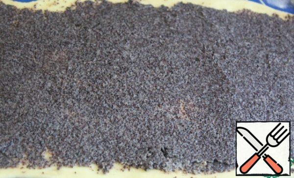 Roll out the second part of the dough and apply the poppy seed filling. Roll it into a roll.